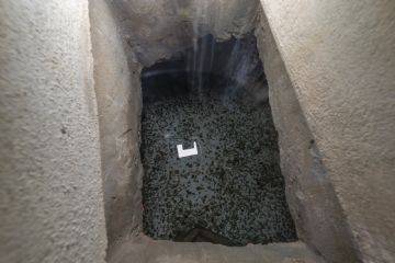 Sorgente d'acqua sotto l'altare - particolare
