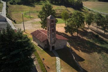 Sulla sinistra la Via Francigena